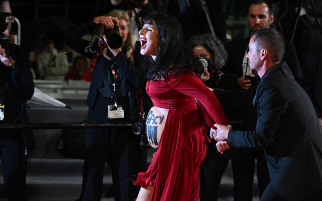 UNE MILITANTE ANTI-GPA FAIT IRRUPTION SUR LE TAPIS ROUGE DU FESTIVAL DE CANNES