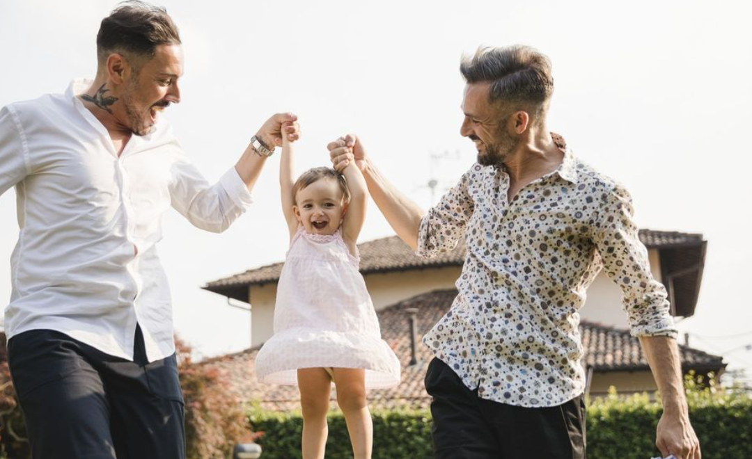 Les enfants élevés par deux pères homosexuels seraient plus heureux, selon une étude