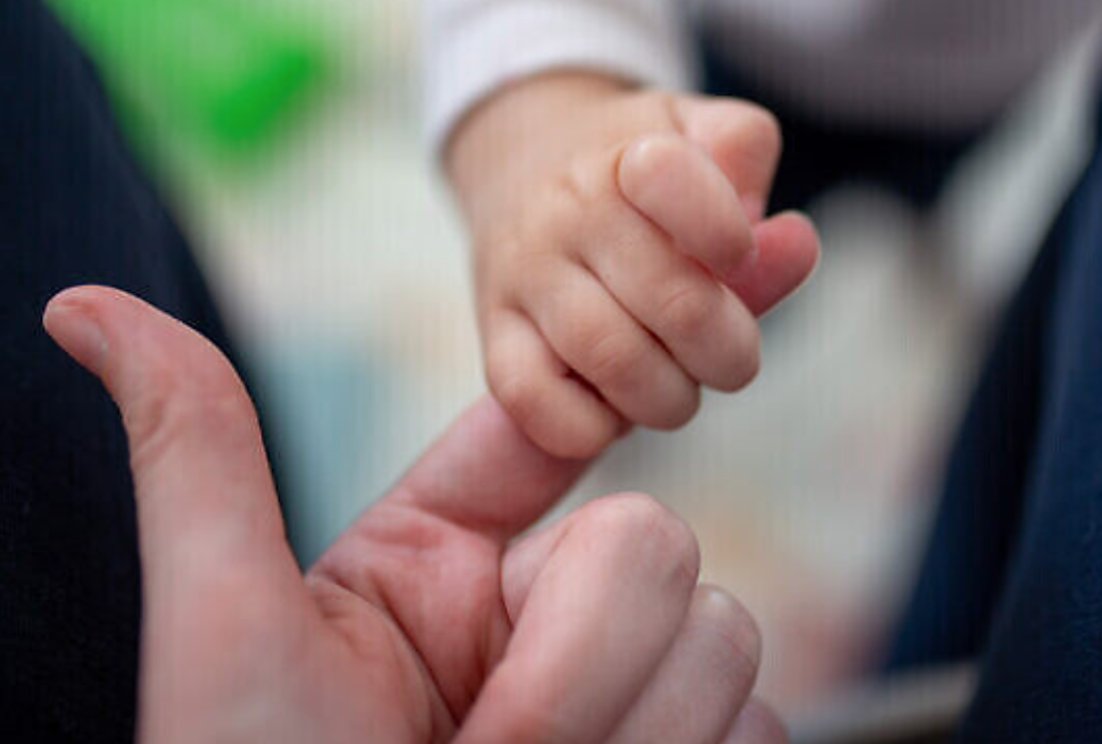 Les parents biologiques d’un bébé né d’une confusion de FIV identifiés grâce à des tests